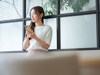 スマートフォンを使う女性