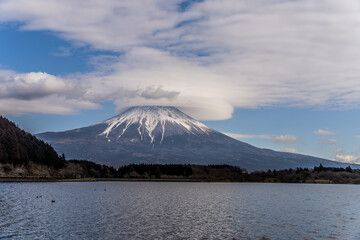 Obraz premium 笠雲のかかった富士山を田貫湖から撮影。冬2月。