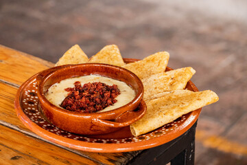 Queso fundido con chorizo