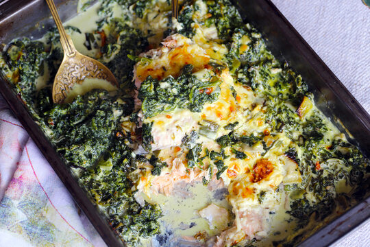 suculento e delicioso salm&atilde;o assado no forno em creme com espinafre e queijo.