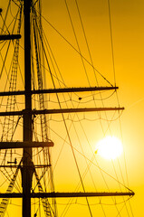 Segelboot Mast und Takelage im Gegenlicht bei Sonnenuntergang