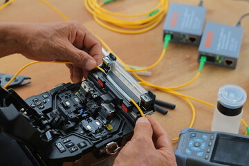 fusion splicer for fiber optic cable conection by welding