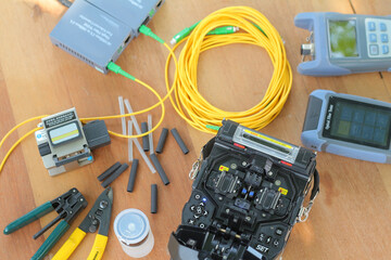 Equipment for connecting fiber optic cables