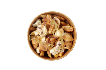 Poutine photographiée du haut isolée sur fond blanc
