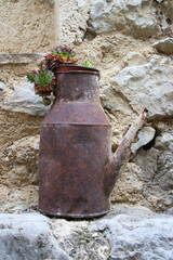 Vieux arrosoir à Montréal les sources