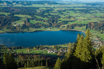 Obraz premium beautiful blue lake in the valley