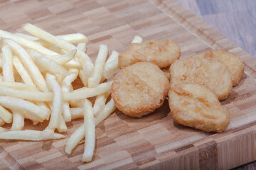 Chicken Nugets mit Pommes Frittes 