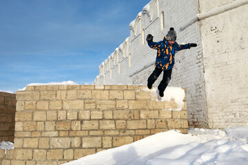 Child jumps into snow from wall of Kazan Kremlin