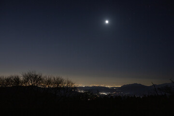町明かりと月
