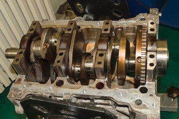 The crankshaft is fixed by the lugs in the engine cylinder block