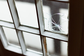 Alte Fensterscheibe mit Sprung