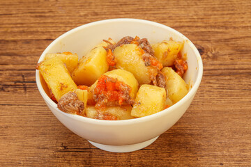 Roasted potato and beef with sauce