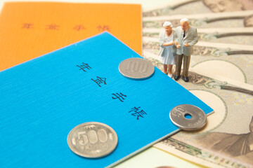 老後と年金（日本の年金手帳）、必要なお金は？
