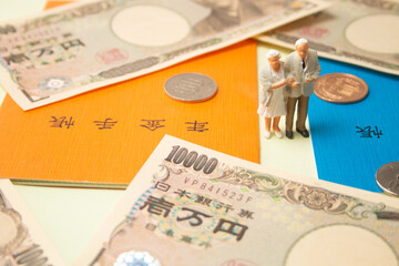 老後と年金（日本の年金手帳）、必要なお金