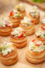 Tartlets with delicious sauce, chicken, tomato and lettuce