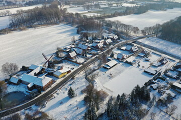 Hamburg Kirchwerder, Riepenburger Mühle im Winter mit Schnee. Luftaufnahme mit Drohne.