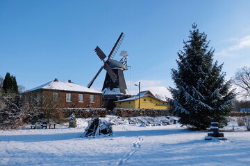 Hamburg Kirchwerder, Riepenburger M&uuml;hle im Winter mit Schnee.