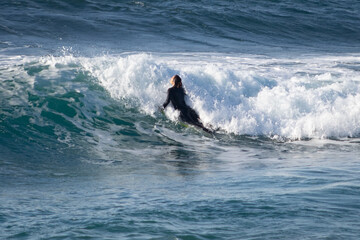 mujer surfista salvando una ola