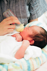 生まれて２日目の新生児の授乳