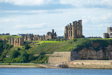 Fototapeta na wymiar Benediktiner Priorei Abtei und Tynemouth Castle in Newcastle upon Tyne