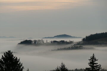 Nebel liegt im Tal