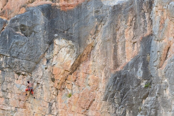 Gente practicando la escalada en una pared de roca cerca de la población de Jérica, en la provincia de Castellón. Comunidad Valenciana. España. Europa