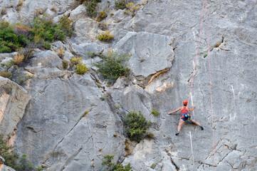 Gente practicando la escalada en una pared de roca cerca de la población de Jérica, en la...