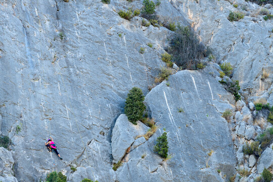 Gente practicando la escalada en una pared de roca cerca de la población de Jérica, en la provincia de Castellón. Comunidad Valenciana. España. Europa