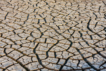 Aufgebrochene, vertrocknete Erde in der nördlichen Lagune von Venedig