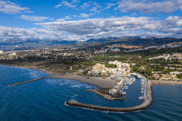 vista aérea del puerto de cabopino en el municipio de Marbella, Andalucía