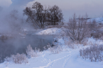 Obraz na płótnie Canvas Winter morning over the river