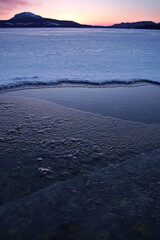 氷に覆われた冬の湖の夜明け。日本の北海道の屈斜路湖。