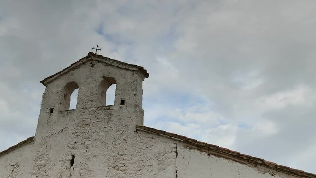 Time lapse de nubes pasando sobre el campanario de la ermita de Pradas, cerca de la poblaci&oacute;n de San Agust&iacute;n, en la provincia de Teruel. Arag&oacute;n. Espa&ntilde;a. Europa