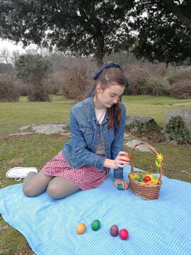 chica,jugando con huevos de pascua en el parque