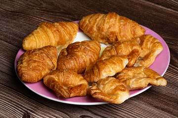 Croisants en plato.