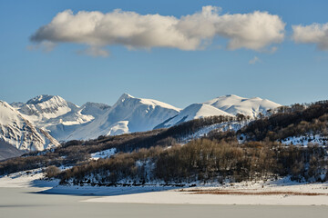 Cime occidentali del massiccio del Gran Sasso e le rive ghiacciate del lago di Campotosto - Abruzzo