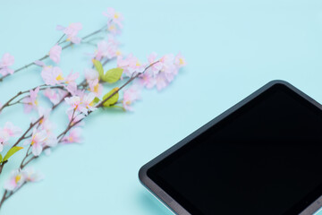 桜とタブレット © makotomo