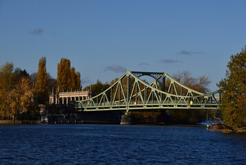 Panorama der Glienicker Brücke über den Fluss Havel im Herbst, Potsdam / Berlin