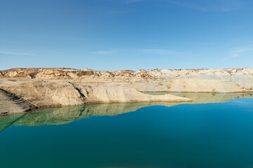 Fototapeta na wymiar Blue lake in a desert-like area, oasis