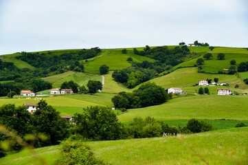 バスクの村と美しい丘の風景
