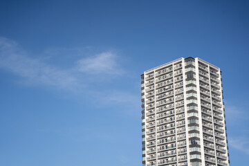 青空とマンション
