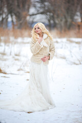 Fototapeta na wymiar Beautiful bride on the winter field
