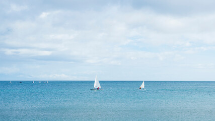 Dos barcos de vela en un dia tranquilo de invierno con nubes