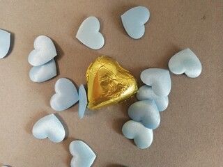 bonbon de chocolate dorado y corazones azules