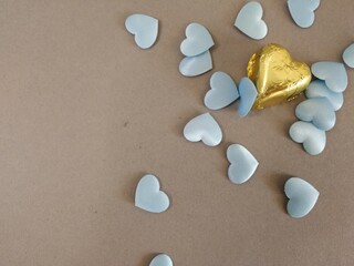 bonbon de chocolate,dorado y corazones azules