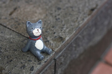 sitting cat statue figure