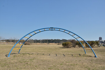 誰も使わない場違いな遊具