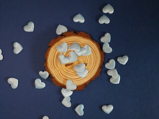 corazones azules y bandejita de madera a fondo azul