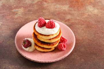 Sweet cheese fritters with cream