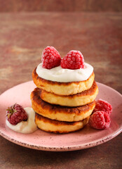 Sweet cheese fritters with cream